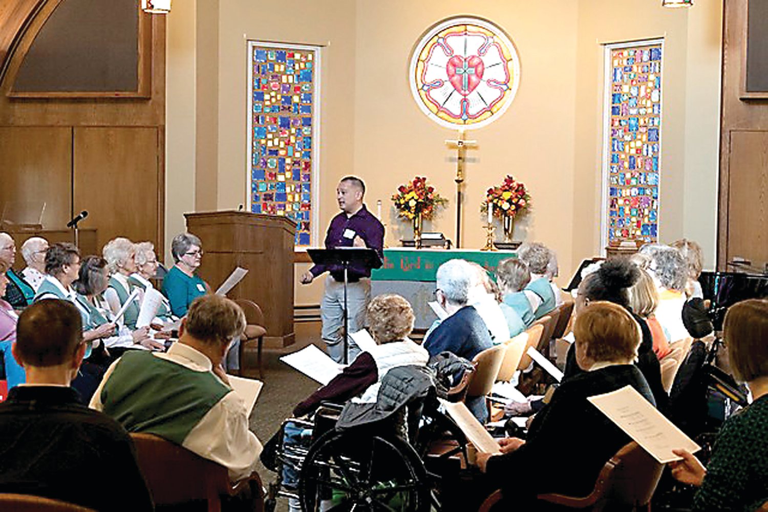 Andrew Monath leads singers at the fall 2018 Singing for Seniors even. The next event is May 9.