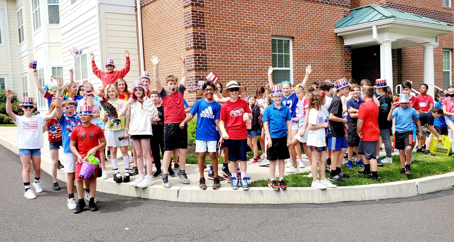 Seniors and students commemorate Memorial Day together