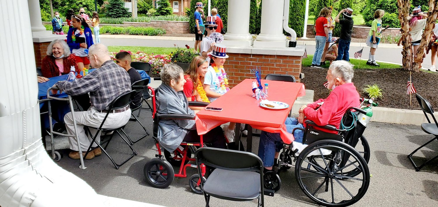 Seniors and students commemorate Memorial Day together